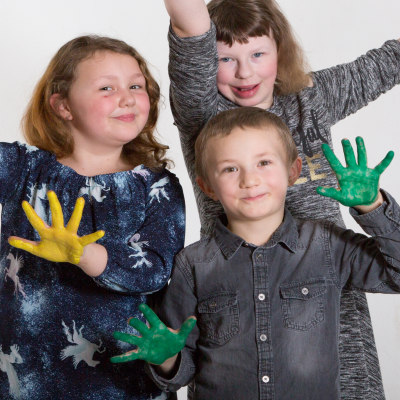 Projekty ČAVO - foto Kačenky s dětmi a rukama pro DVO